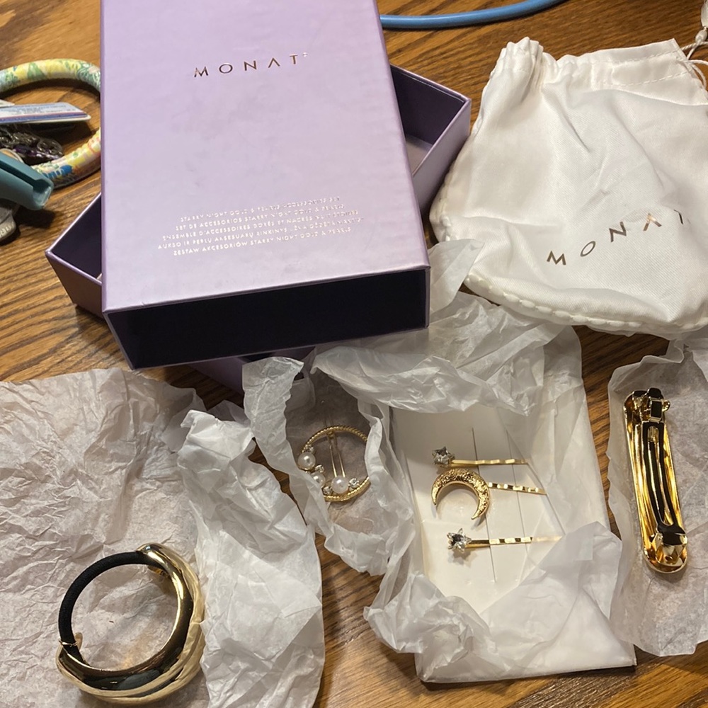 Monat hair set